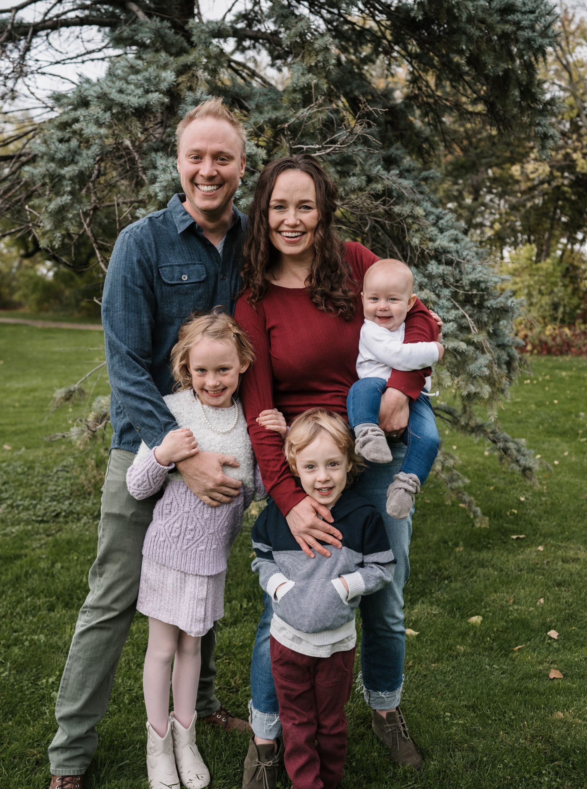 family of 5 posing for a picture